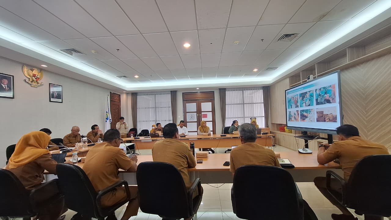 PRESENTASIKAN: Lurah Tanjung Laut Indah memaparkan inovasi terkait kebersihan lingkungan di wilayahnya dalam lomba kelurahan bersih dan hijau garapan Dinas Lingkungan Hidup (DLH) Bontang.