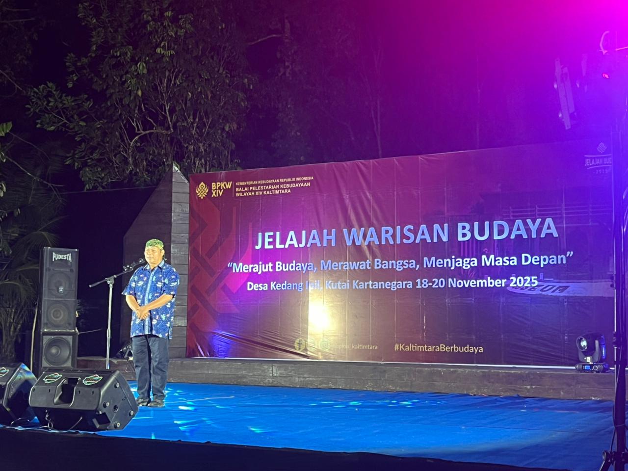 Wakil Kepala Adat Kedang Ipil, Sartin menekankan pentingnya regenerasi penjaga tradisi dalam sambutan kegiatan Jelajah Warisan Budaya 2025 di Desa Wisata Kedang Ipil, Selasa (18/11). (NASYA/KP)
