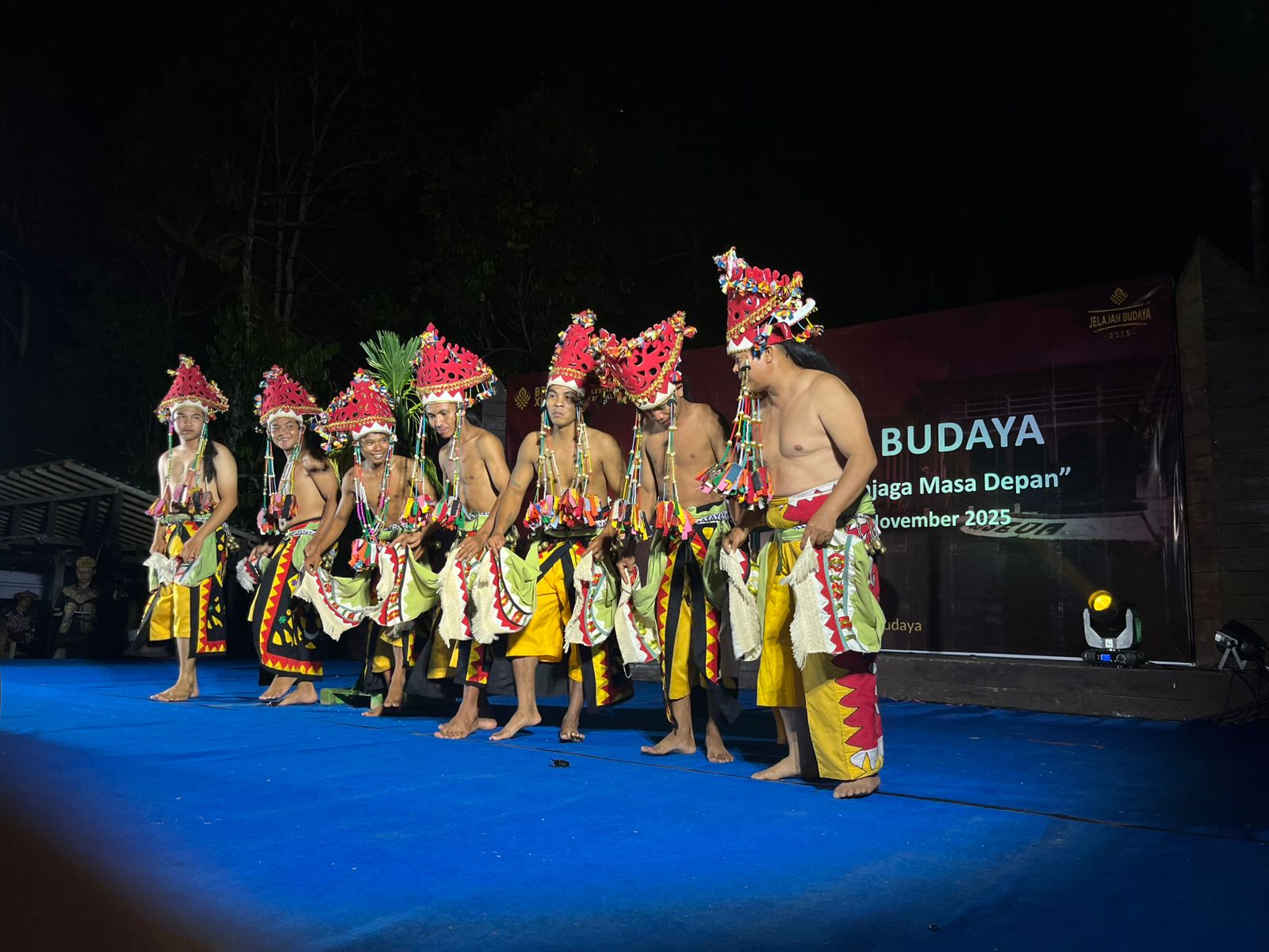 Siswa peserta Jelajah Warisan Budaya 2025 menampilkan ragam kesenian, mulai Tari Jepen hingga musikalisasi puisi, sebagai bagian dari upaya mengenal budaya Kedang Ipil. (NASYA/KP)