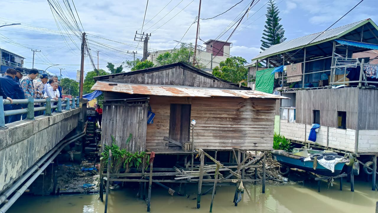 RUMUSKAN: Pansus III DPRD Samarinda bersama OPD terkait meninjau pemukiman di bibir Sungai Karang Asam Besar, Jalan Kahoi, Rabu (19/10).