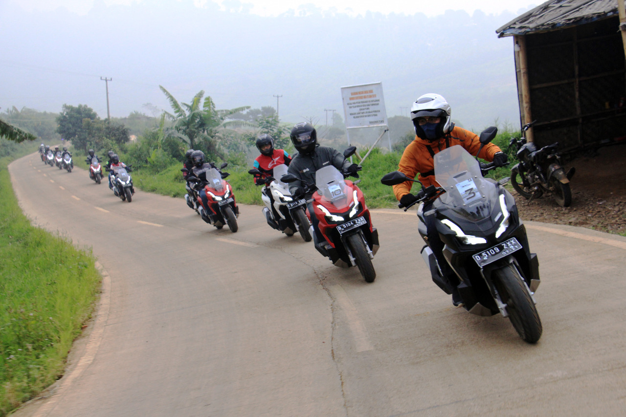 Astra Motor Kalimantan Timur 2 bagikan tips berkendara jarak jauh bagi para pengguna sepeda motor roda dua.