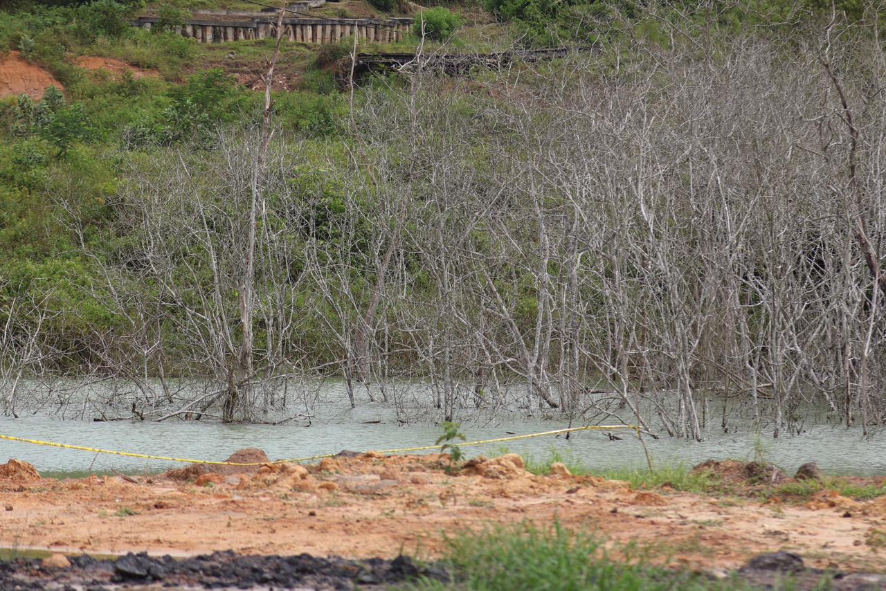 KOLAM MAUT: Lokasi kubangan RT 37 Kelurahan Graha Indah, Balikpapan Utara, yang membuat enam anak tenggelam dan meninggal dunia, Senin (17/11) sore. (KALTIM POST)