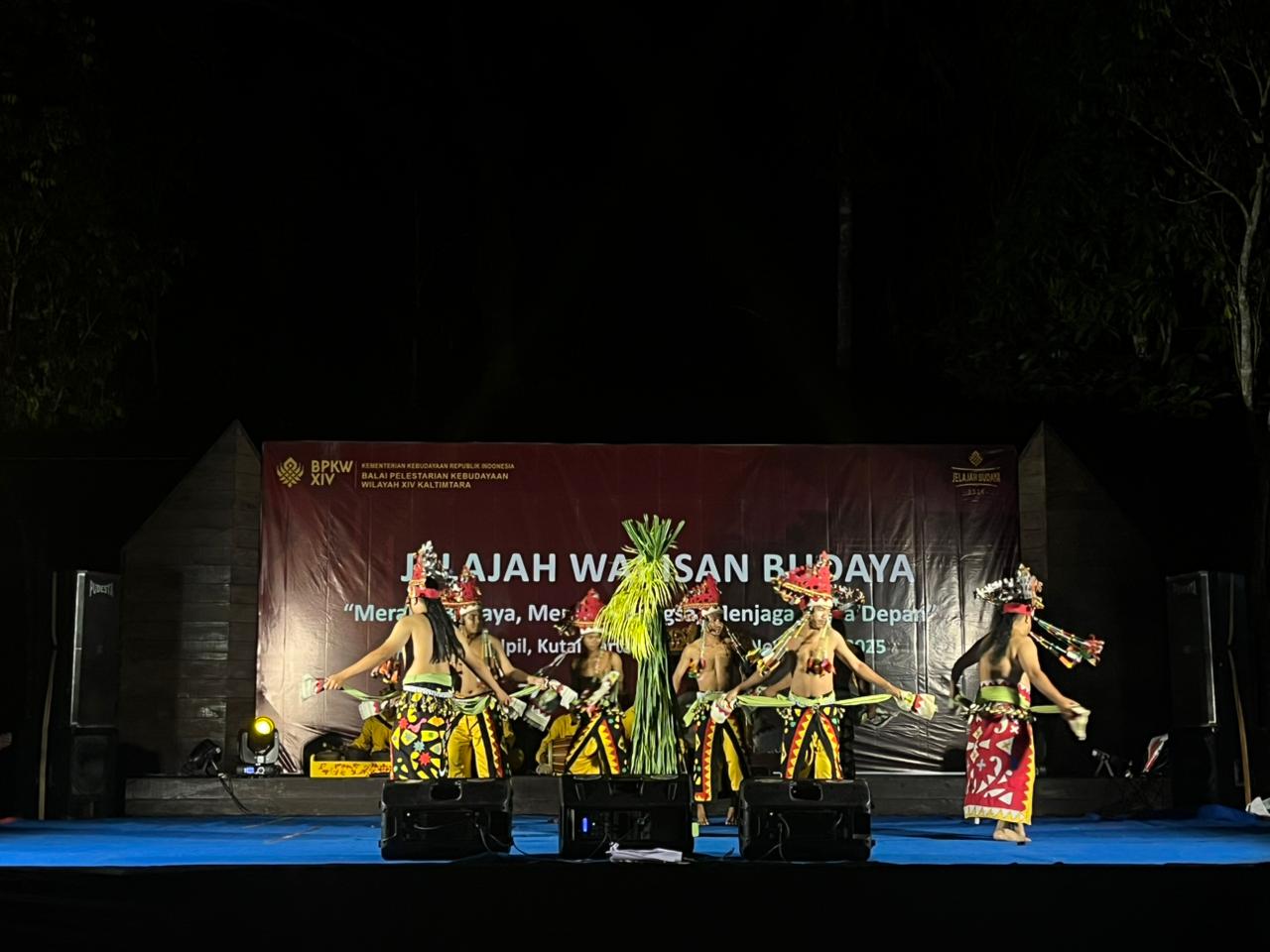 Tarian Belian Namang ditampilkan peserta pada Jelajah Warisan Budaya 2025 yang digelar Balai Pelestarian Kebudayaan Wilayah (BPKW) Kaltimtara di Desa Kedang Ipil,  Selasa (18/11). (NASYA/KP)
