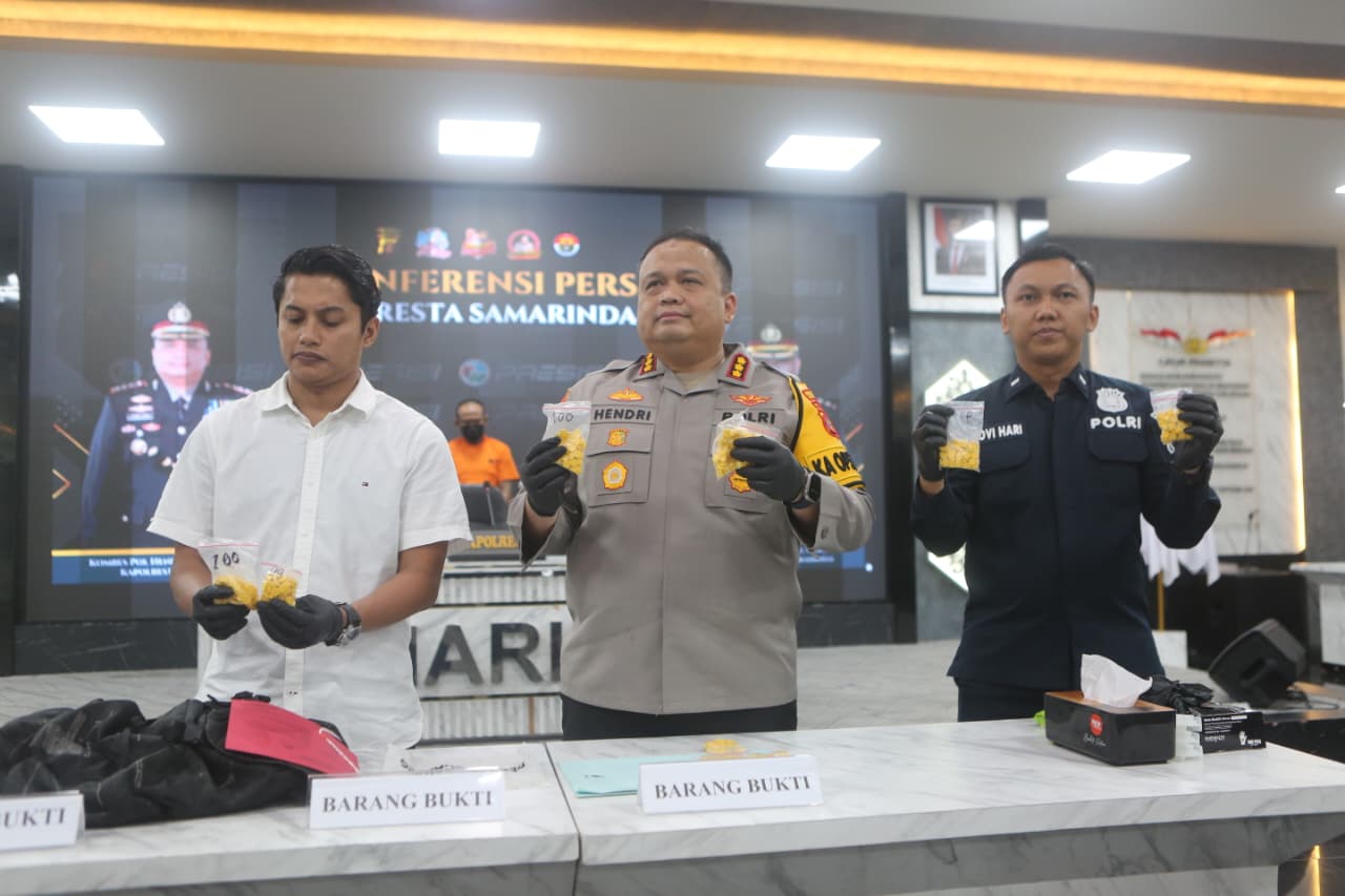 PUTUS PEREDARAN: Satresnarkoba Polresta Samarinda menciduk sorang warga Surabaya berinisial R membawa pil ekstasi sebanyak 987 butir.