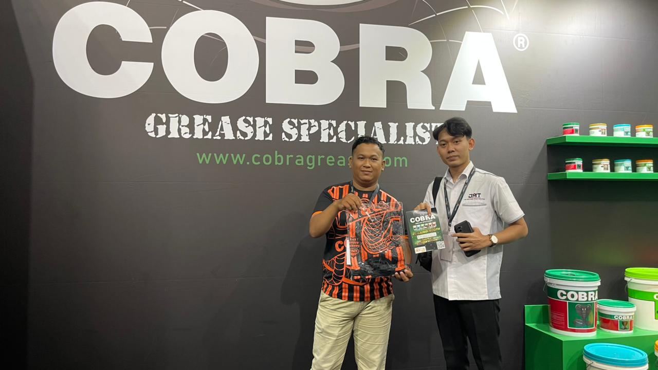 SUDAH DIKENAL LUAS: Para pengunjung mendatangi Stand Cobra Grease yang berada di Indoor Hall A (52 & 54) di hari pertama pembukaan BEX 2025 di BSCC Dome Balikpapan.