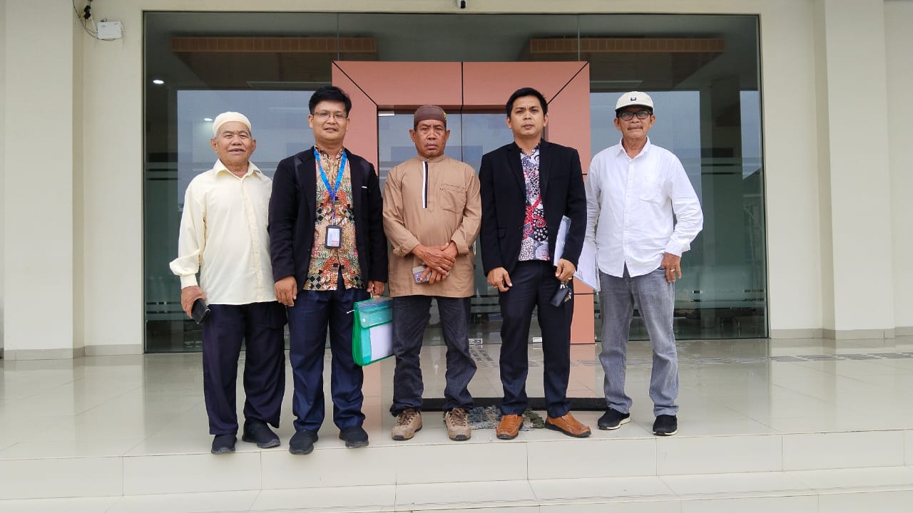 GUGAT: Usman Saleh (kanan), Ramadi (dua kanan), Dofit Rumapea (dua kiri) bersama dua ahli waris lahan yang menggugat perusahaan.