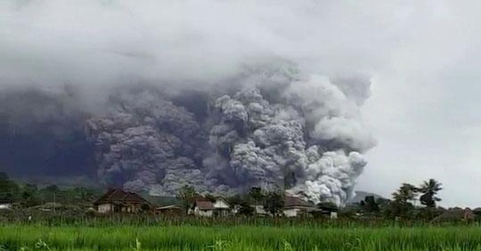 ERUPSI: Gunung Semeru yang terekam kamera sedang erupsi.