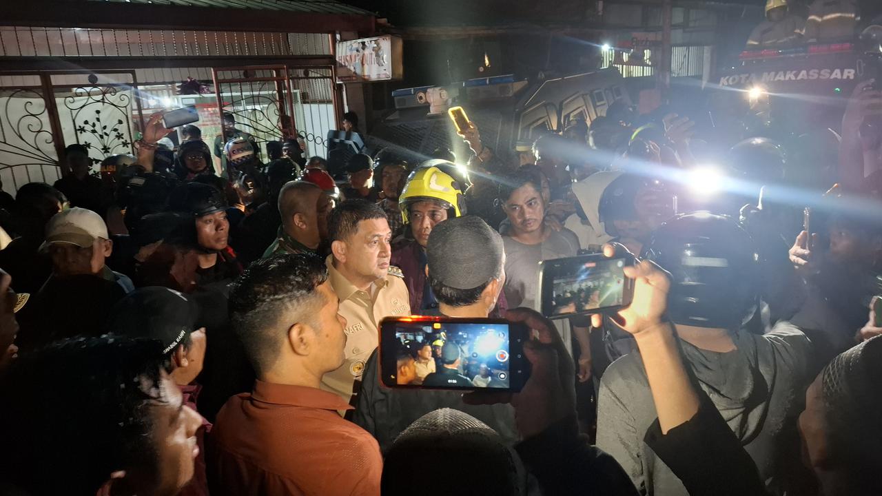 KONFLIK: Bentrokan antarwarga di Makassar, Sulsel, belum mereda.