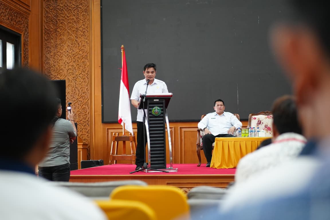 Wakil Bupati Mahulu Suhuk membacakan sambutan Bupati Angela Idang Belawan di Ballroom Lantai 3 Kantor Bupati Mahulu, Rabu (19/11/2025).   &nbsp;