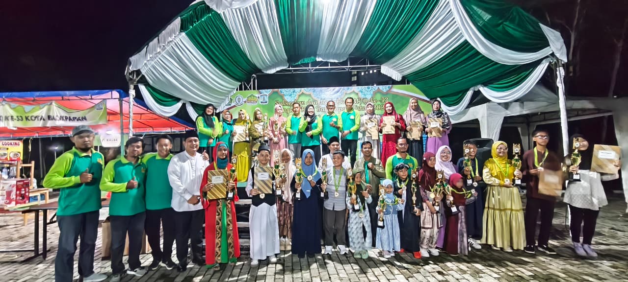 Camat Balikpapan Utara Umar Adi didampingi Ketua LPTQ Kecamatan Balikpapan Utara, Ketua TP-PKK Kecamatan dan Kelurahan serta para lurah se-Balikpapan Utara membersamai para juara di MTQ ke-53.