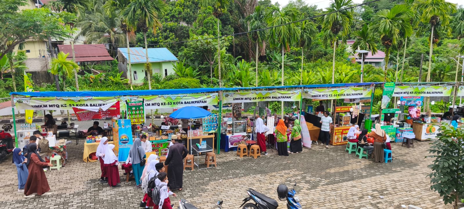 Kehadiran tenant UMKM memeriahkan suasana dan menjadi ajang promosi produk lokal kepada masyarakat luas.