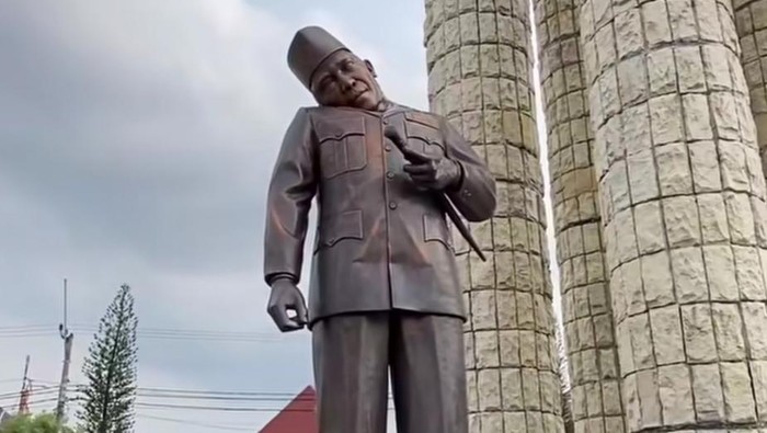 MIRING: Patung Presiden Sukarno yang kepalanya miring ini terletak di Alun-alun Pemkab Indramayu, Jawa Barat.