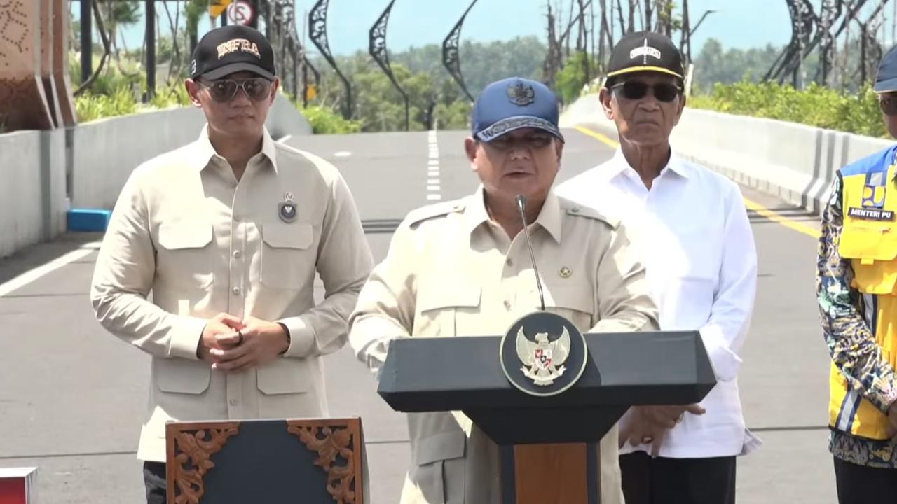 Presiden Republik Indonesia, Prabowo Subianto saat meresmikan jembatan di Bantul, Yogyakarta.