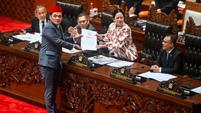 DOKUMEN: Ketua DPR RI, Puan Maharani saat menerima KUHAP yang akan diberlakukan efektif 2 Januari 2026.