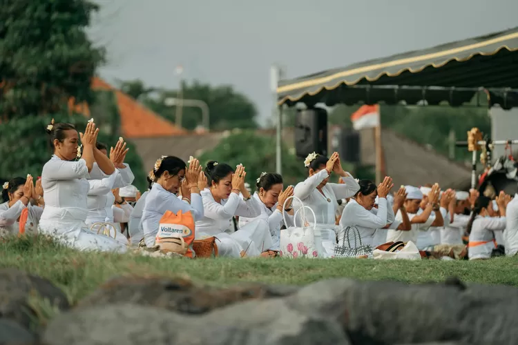 Ilustrasi umat Hindu di Bali rayakan Hari Raya Galungan.