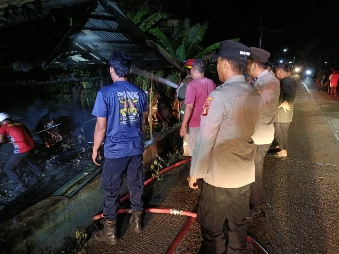 TERBAKAR: Warung milik warga Sesulu, Waru, PPU, ludes terbakar.