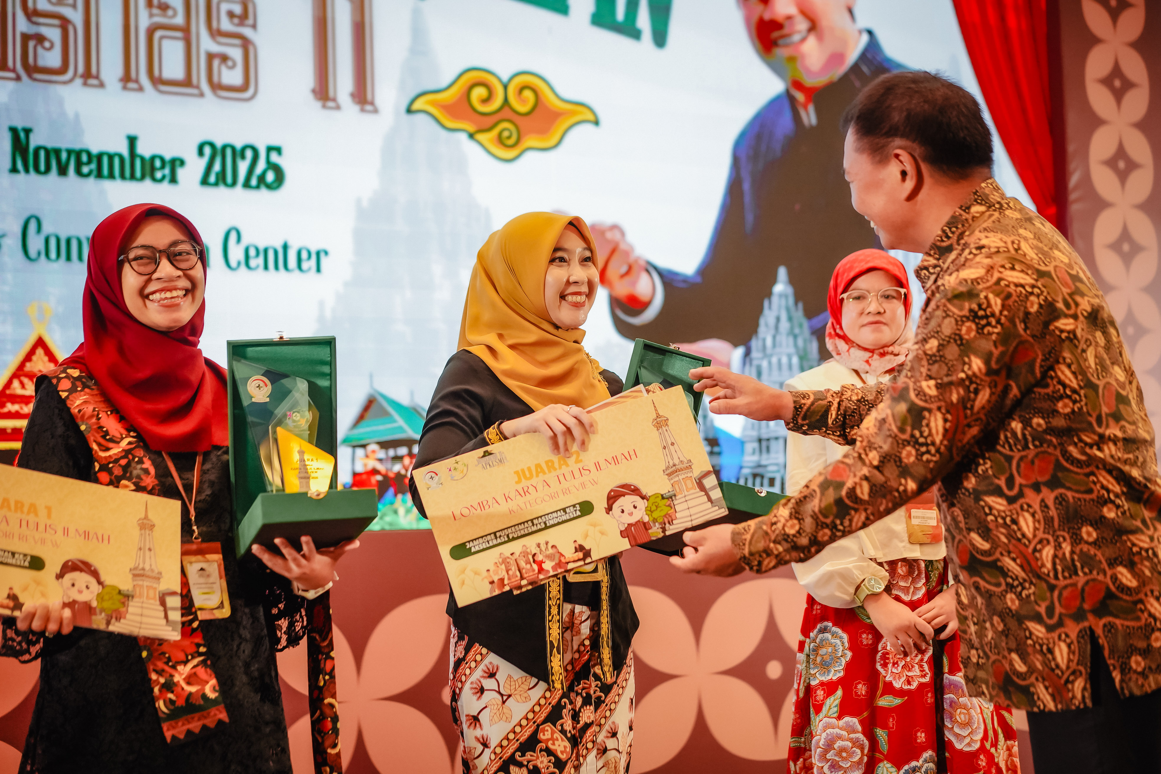 HARUMKAN BALIKPAPAN: Kepala UPTD Puskesmas Baru Tengah, drg Rulida Osma Marisya MARS meraih juara dua Karya Tulis Ilmiah Terbaik kategori Review di JAMPUSNAS II.