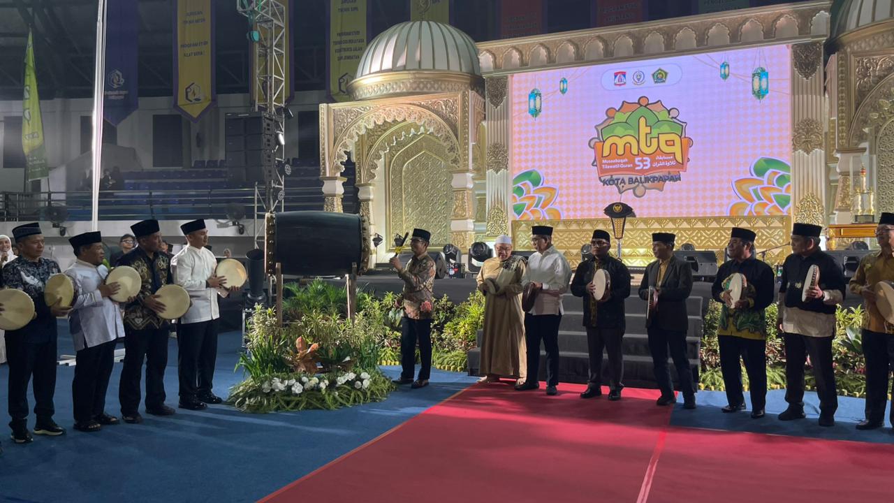 RESMI BERAKHIR: Pemukulan bedug oleh Wali Kota Balikpapan Rahmad Mas&rsquo;ud menandai berakhirnya MTQ Ke-53 Tingkat Kota Balikpapan.