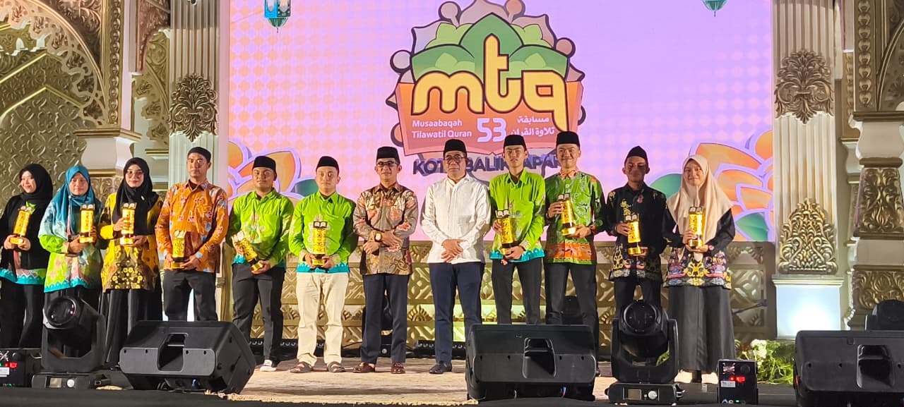 BANGGA: Rahmad Mas&rsquo;ud bersama Wakil Ketua DPRD Kota Balikpapan Yono Suherman serta unsur Forkopimda berfoto bersama para juara  MTQ Ke-53.