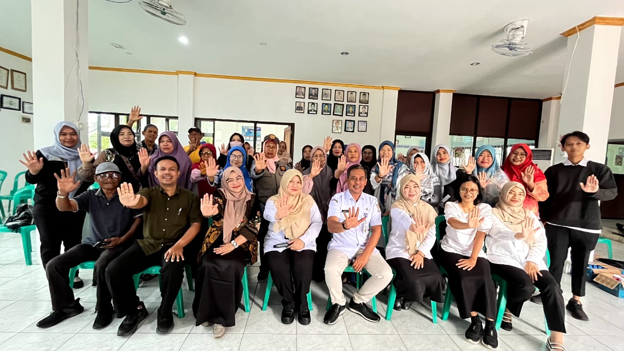 PROSEHAT: Kepala UPTD Puskesmas Karang Rejo drg. Farida (depan empat kiri) dan Lurah Karang Rejo Budi dalam kegiatan Lintas Sektor Triwulan IV.