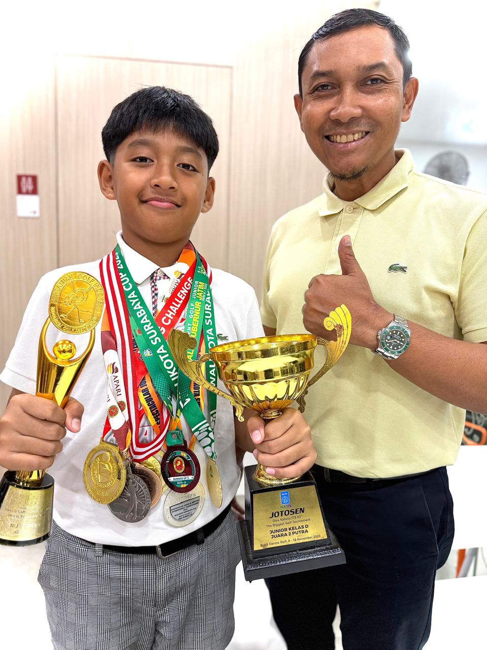 BIBIT ANDAL: Didampingi sang ayah, Adhigana Witjaksono menunjukkan sejumlah medali dan piala yang berhasil dimenangkannya selama kurun 2021-2025.