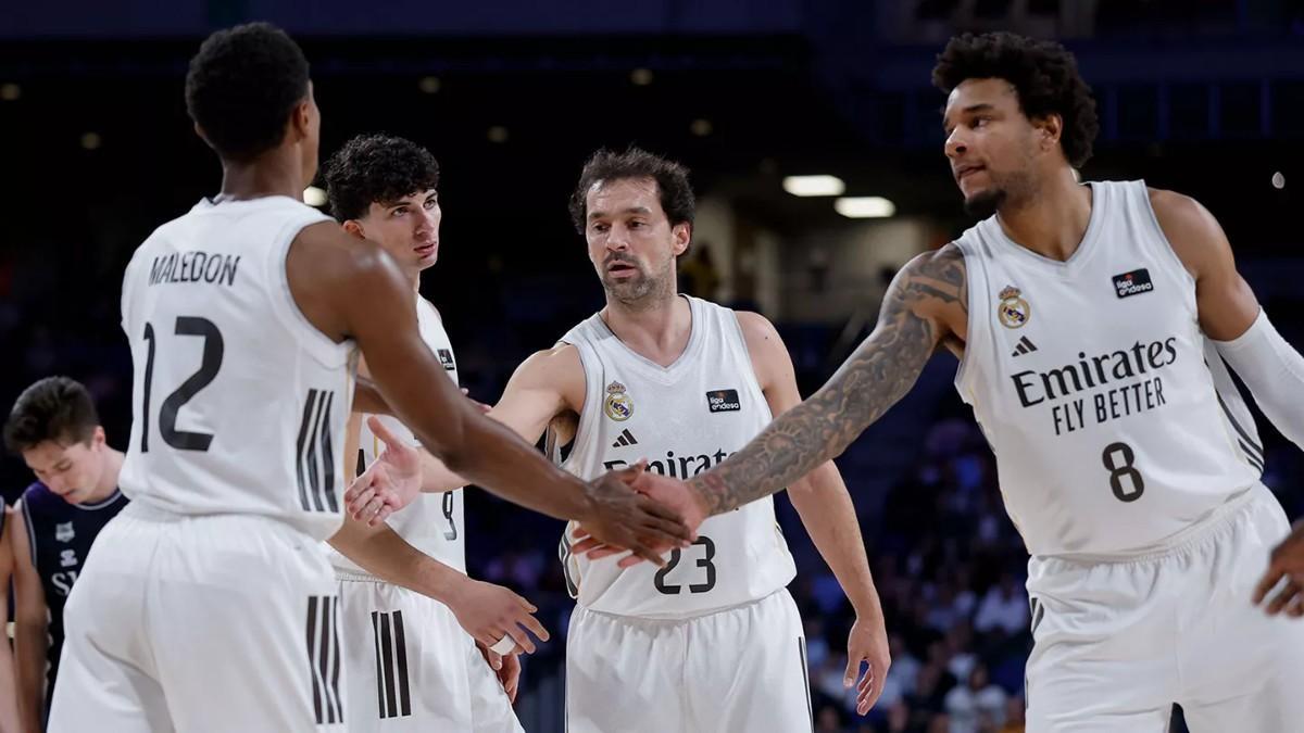 Pemain Real Madrid merayakan kemenangan atas Partizan Belgrade di Liga Basket Eropa (15/10).