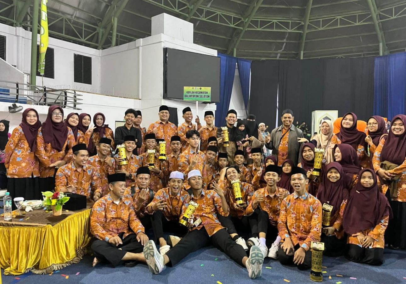 Camat Balikpapan Selatan Muhammad Hakim bersama para kafilah yang memberikan prestasi membanggakan untuk wilayah ini.  &nbsp;