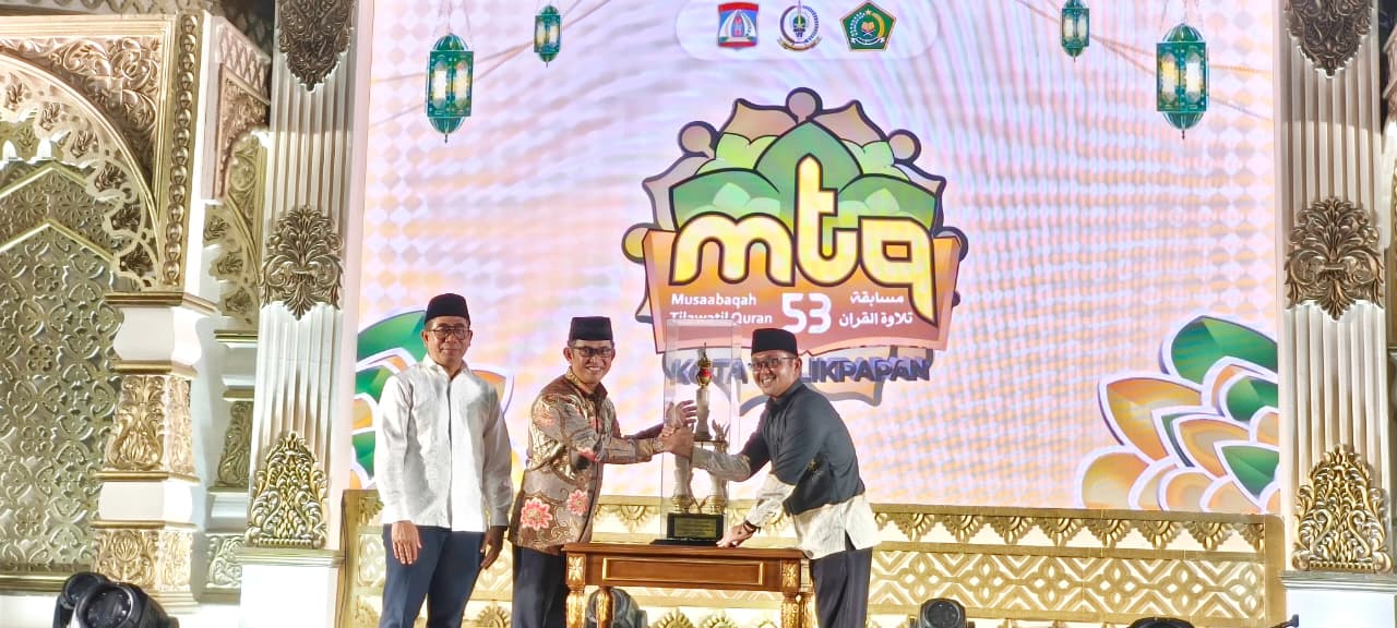 Camat Balikpapan Utara Umar Adi (kanan) menerima piala bergilir juara umum yang diserahkan Wali Kota Balikpapan Rahmad Mas&rsquo;ud.
