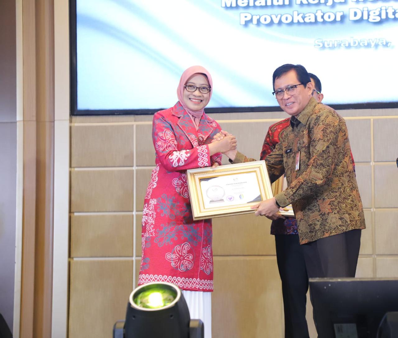 Sekprov Kaltim Sri Wahyuni menerima penghargaan dari Direktur Jenderal Bina Pembangunan Daerah Kemendagri, Restuardy Daud, didampingi Ketua Askompsi, Muhammad Faisal.  &nbsp;
