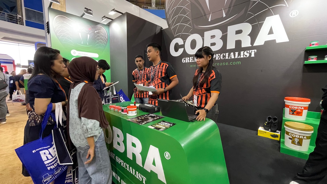 SUDAH DIKENAL LUAS: Stand Cobra Grease yang berada di Indoor Hall A (52 & 54) BSCC Dome tampak dipenuhi pengunjung.