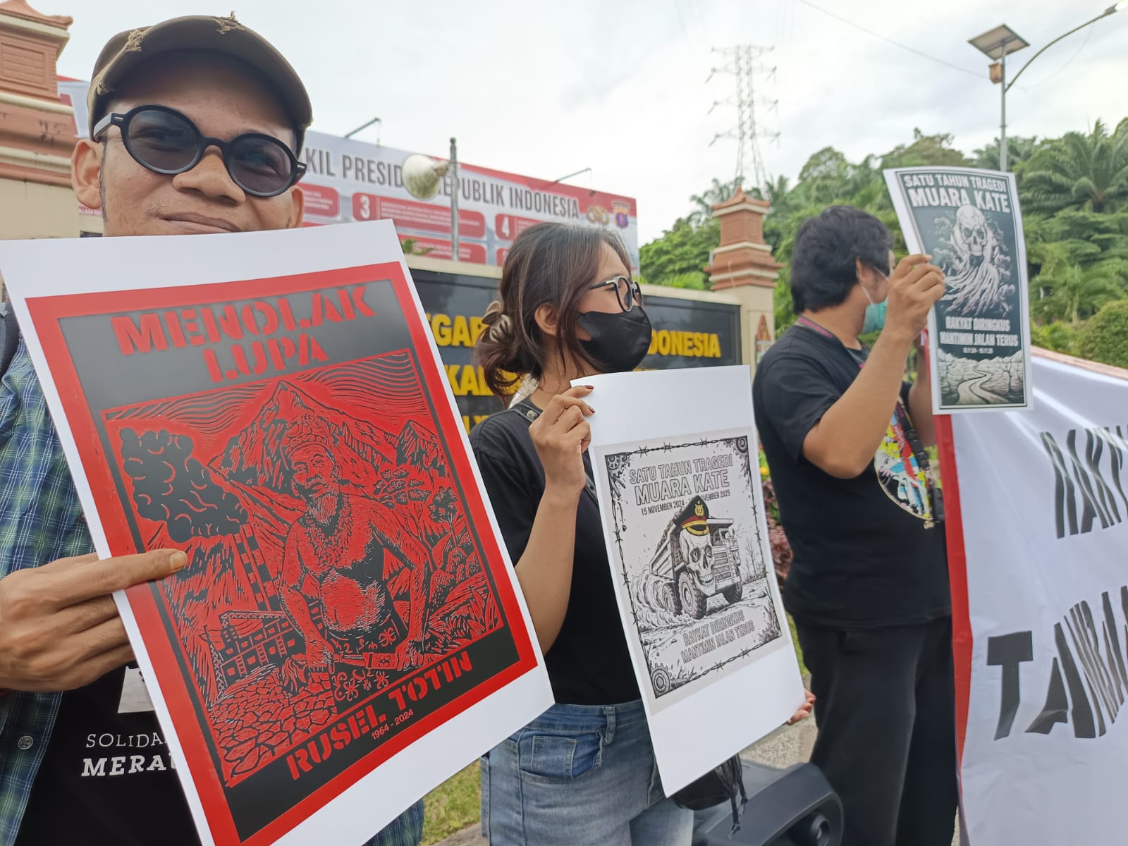 Koalisi Advokasi Muara Kate menggelar demonstrasi di Polda Kaltim, Rabu (19/11). (FOTO DINA ANGELINA/KP)