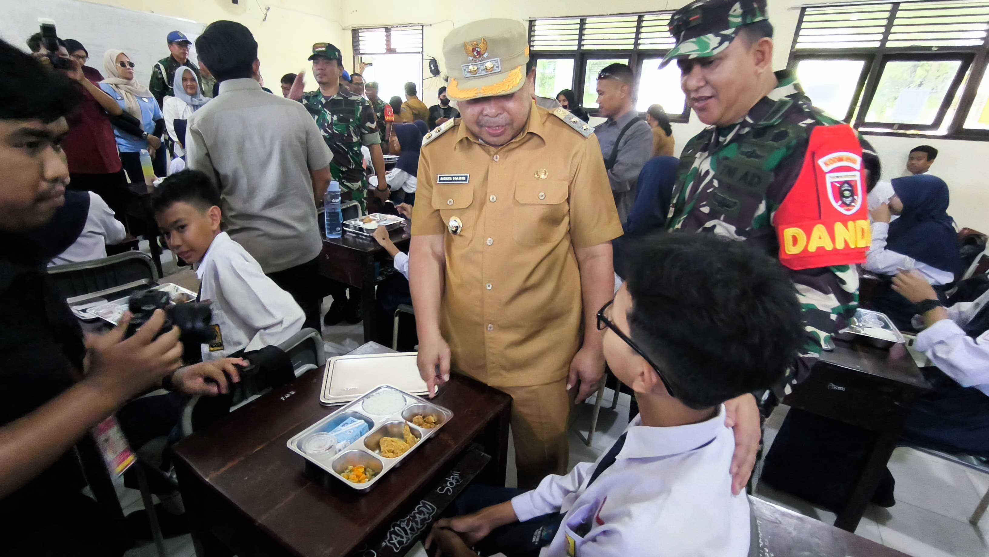 PANTAU: Wakil Wali Kota Bontang Agus Haris melihat penyaluran makan bergizi gratis (MBG) di sejumlah satuan pendidikan.
