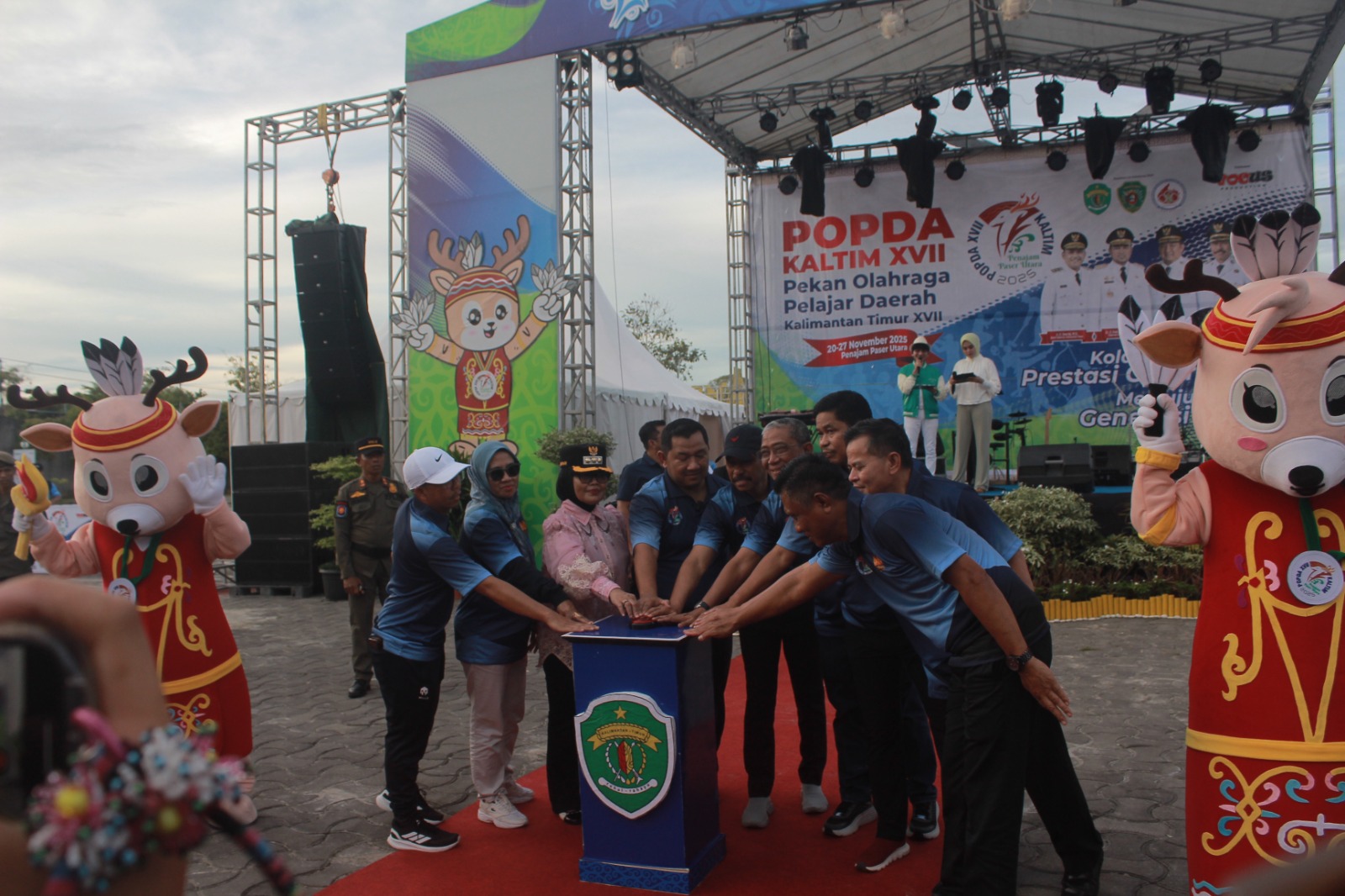 PEMBUKAAN: Mudyat Noor dan Wali Kota Bontang, Neni Moerniaeni (ketiga kiri) bersama jajaran Pemkab PPU dan Ketua DPRD PPU, Raup Muin menekan tombol sirine pembukaan POPDA Kaltim XVII.