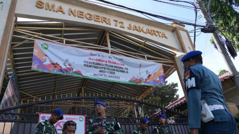 BERJAGA: Aparat keamanan berjaga-jaga usai terjadi ledakan pada SMAN 72 Jakarta Utara.