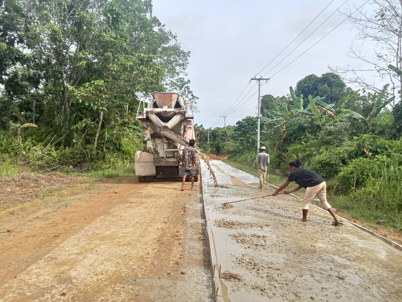 TERUS UPAYAKAN: Dinas PUPR Mahulu tetap berupaya meningkatkan kualitas jalan antar-kampung dengan rigid di tengah minimnya anggaran dan hambatan cuaca hujan.