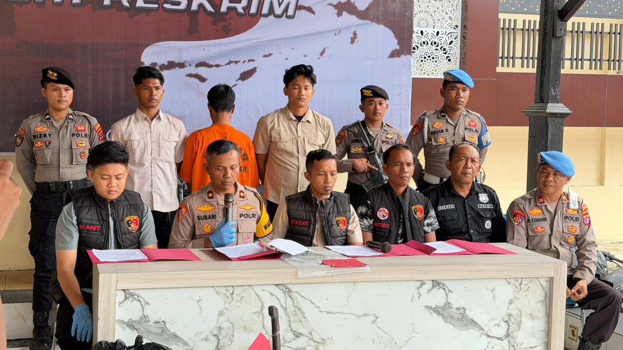 Polres Kutai Barat menghadirkan tersangka dalam konferensi pers pengungkapan kasus pembunuhan berencana di Mapolres Kubar, Polisi turut menampilkan sejumlah barang bukti. (IST)