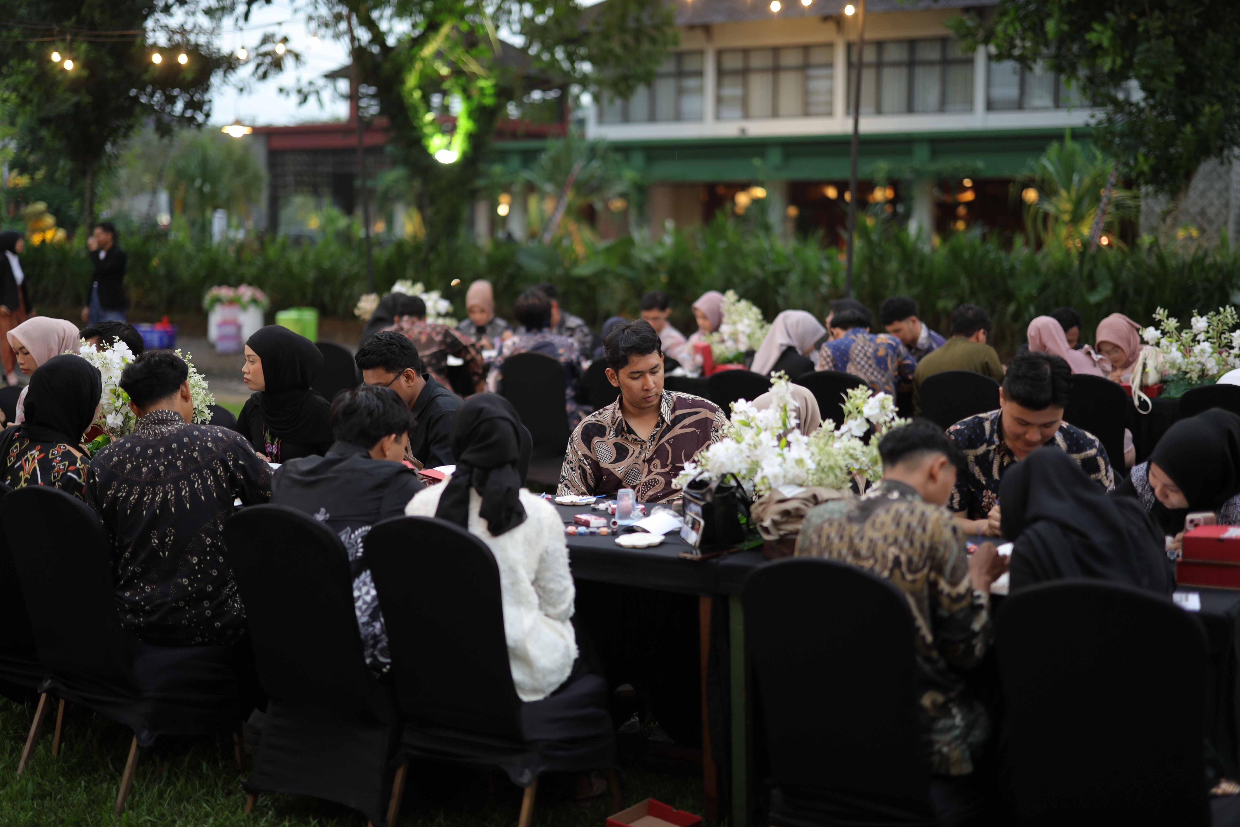 UNIK: Painting date jadi program unik di Warisan Nusantara. Hadirkan 41 pasangan untuk menciptakan keharmonisan dan melatih kreativitas bersama.