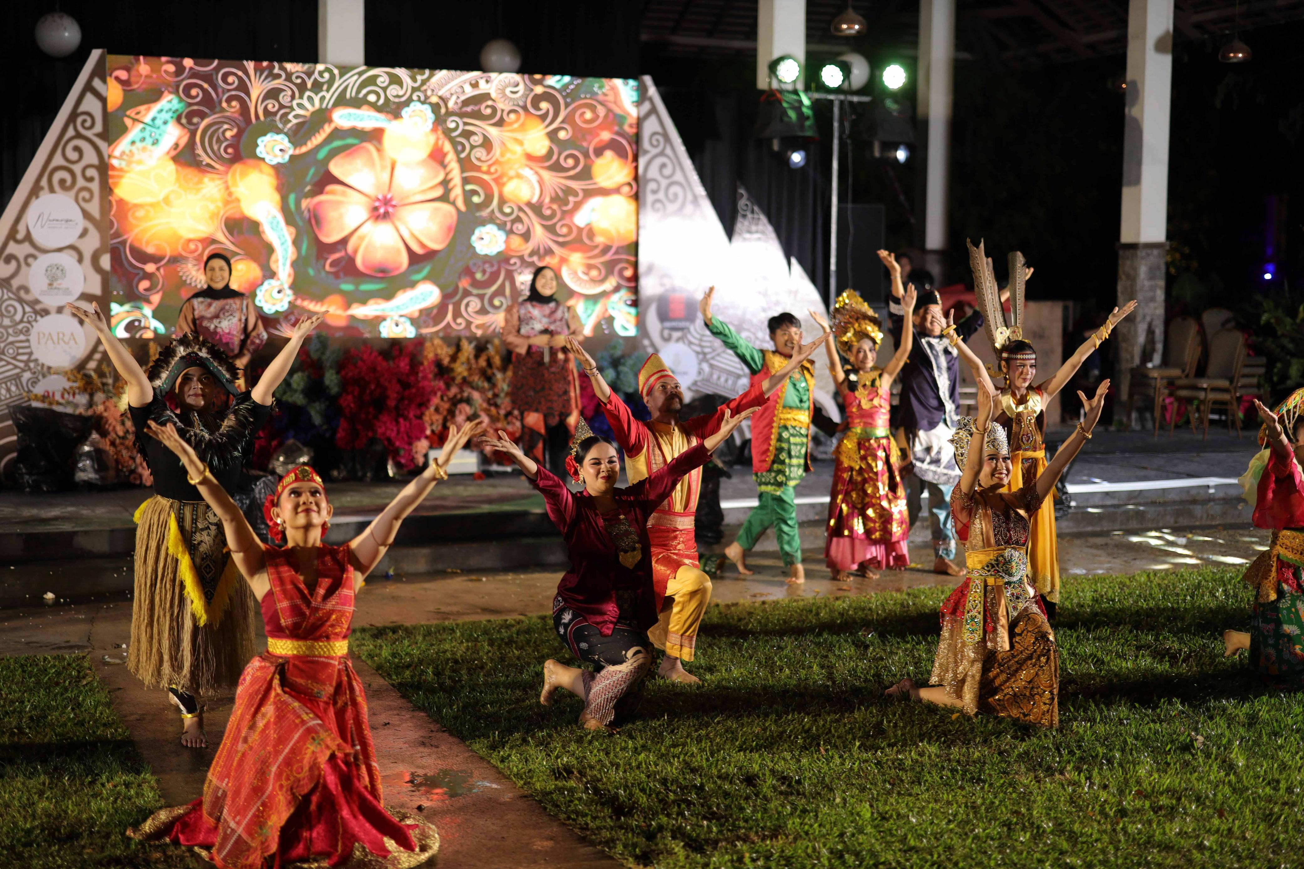 PERSEMBAHAN: Malam puncak diisi dengan Persembahan Dari Nusantara. Hadirkan pertunjukkan tari yang memadukan berbagai daerah.