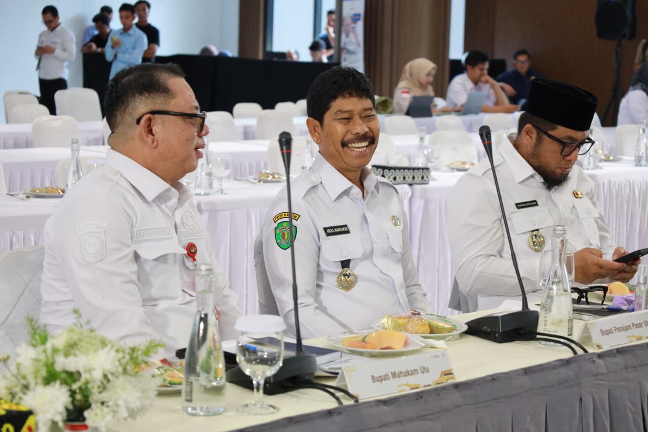 Wabup PPU, Abdul Waris Muin (tengah)