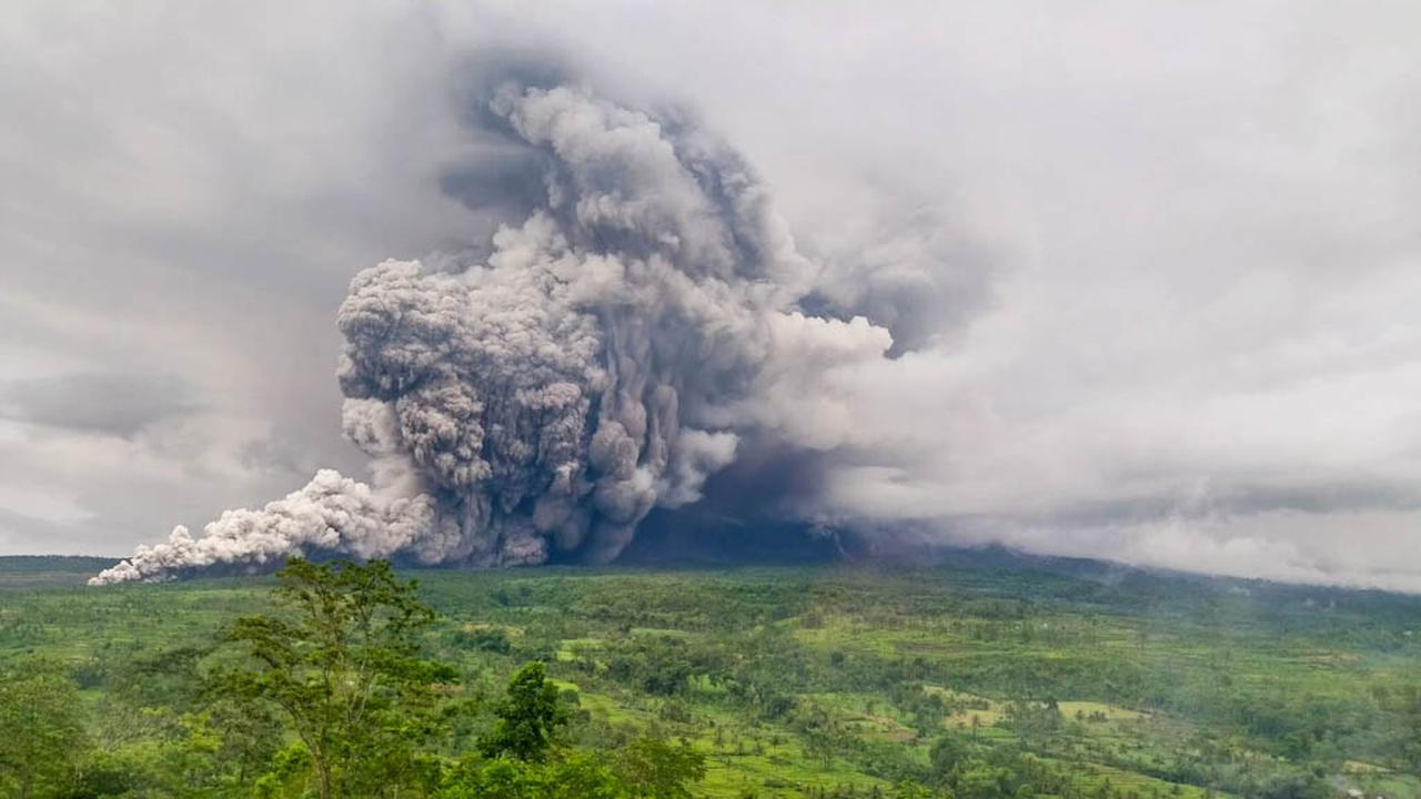 Gunung Semeru saat erupsi