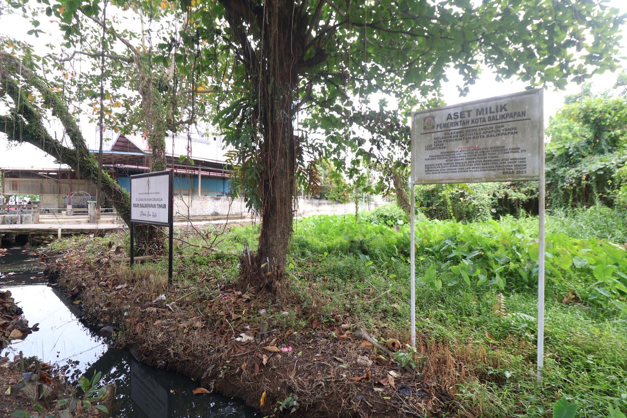 KEPASTIAN: Bidang tanah milik Pemerintah Kota Balikpapan yang telah bersertifikat terlihat dengan penanda resmi, menandai kepastian status hukum aset daerah hasil percepatan program sertifikasi.
