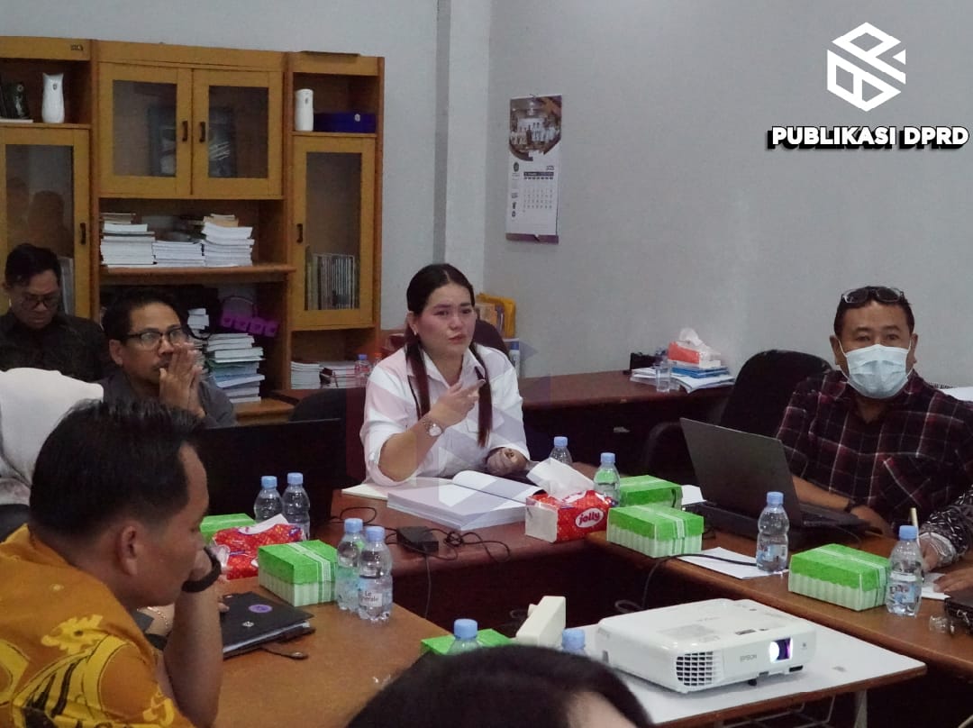 Devung Paran saat berkomunikasi dengan tim pakar Unmul, Senin (17/11).