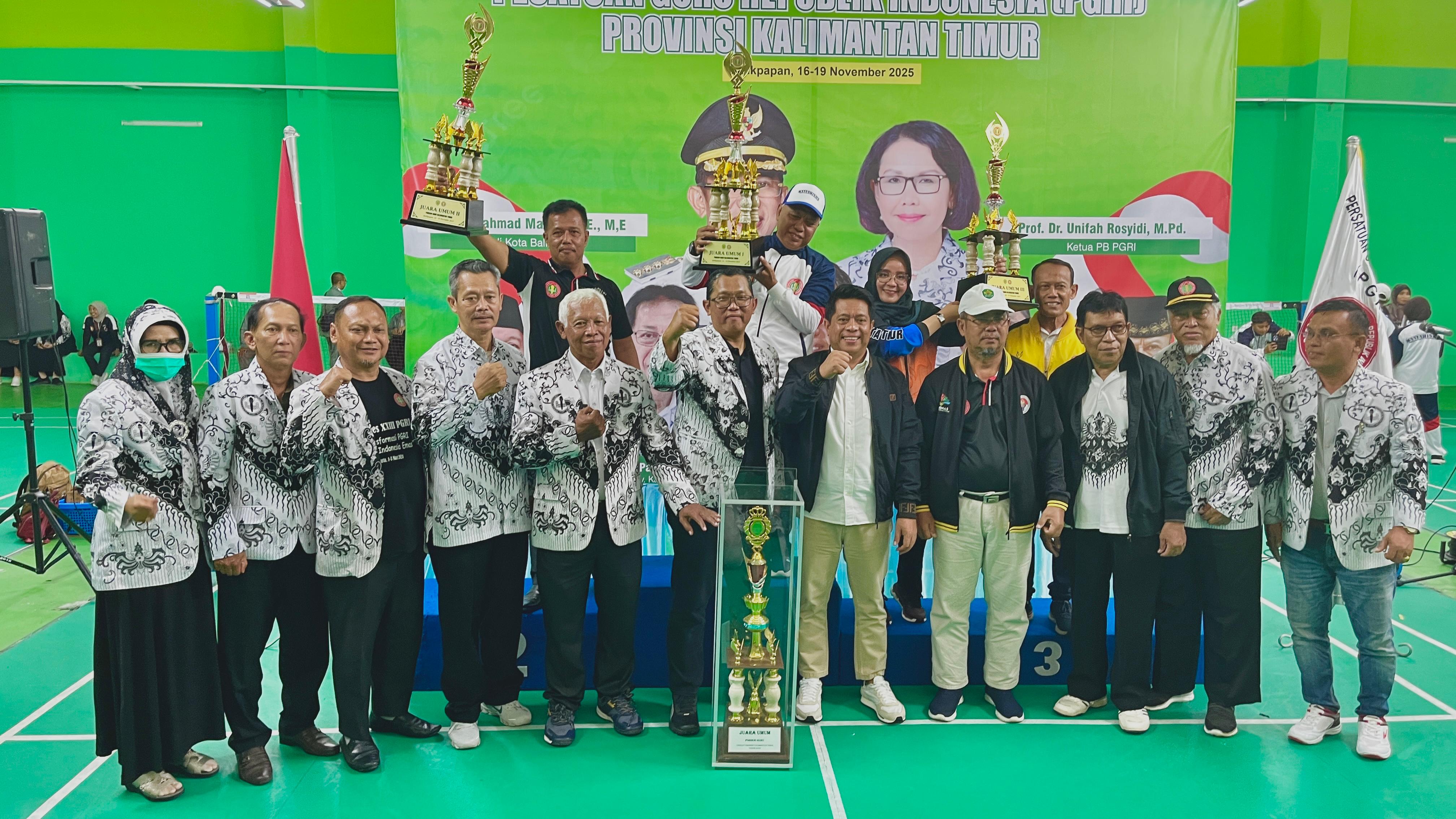 Sunaryo (enam kiri) bersama pengurus PGRI Kaltim dan piala juara umum yang diraih PGRI Samarinda.