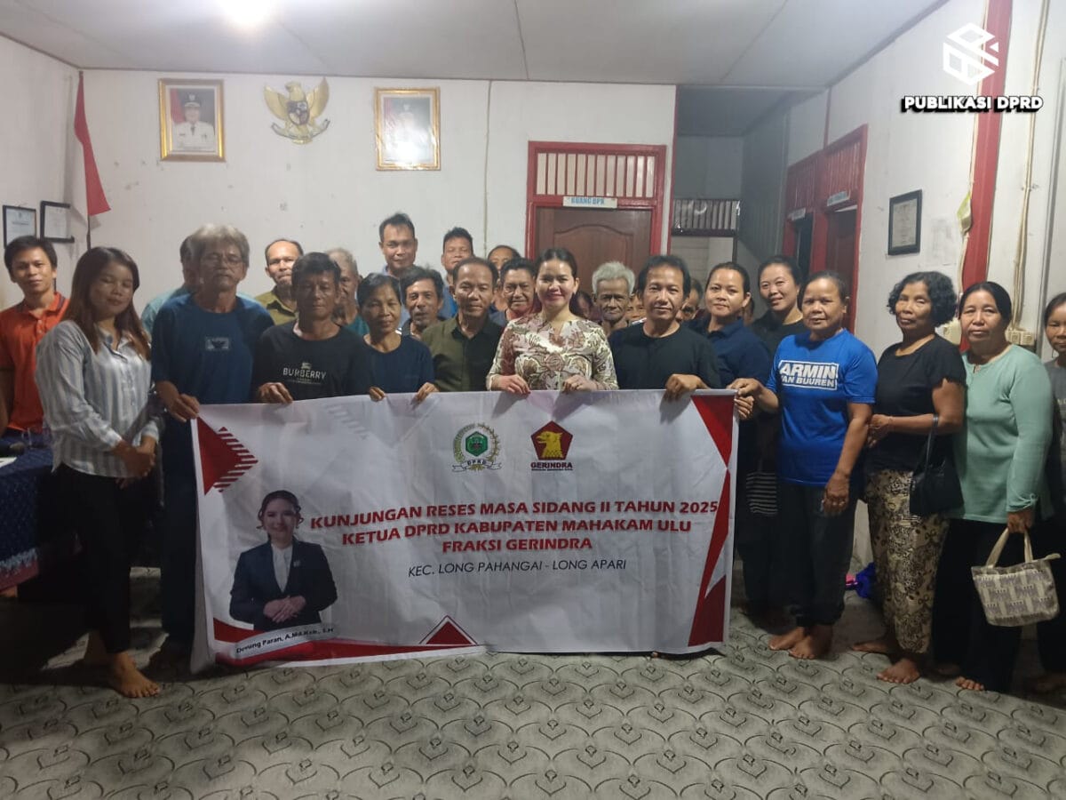 Devung Paran bersama warga setelah laksanakan reses di Long Pahangai belum lama ini.
