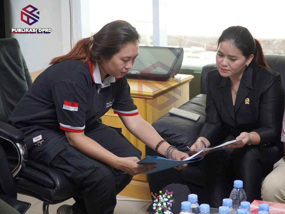 Devung Paran saat menandatangani berkas kepengurusan di ruangannya belum lama ini.