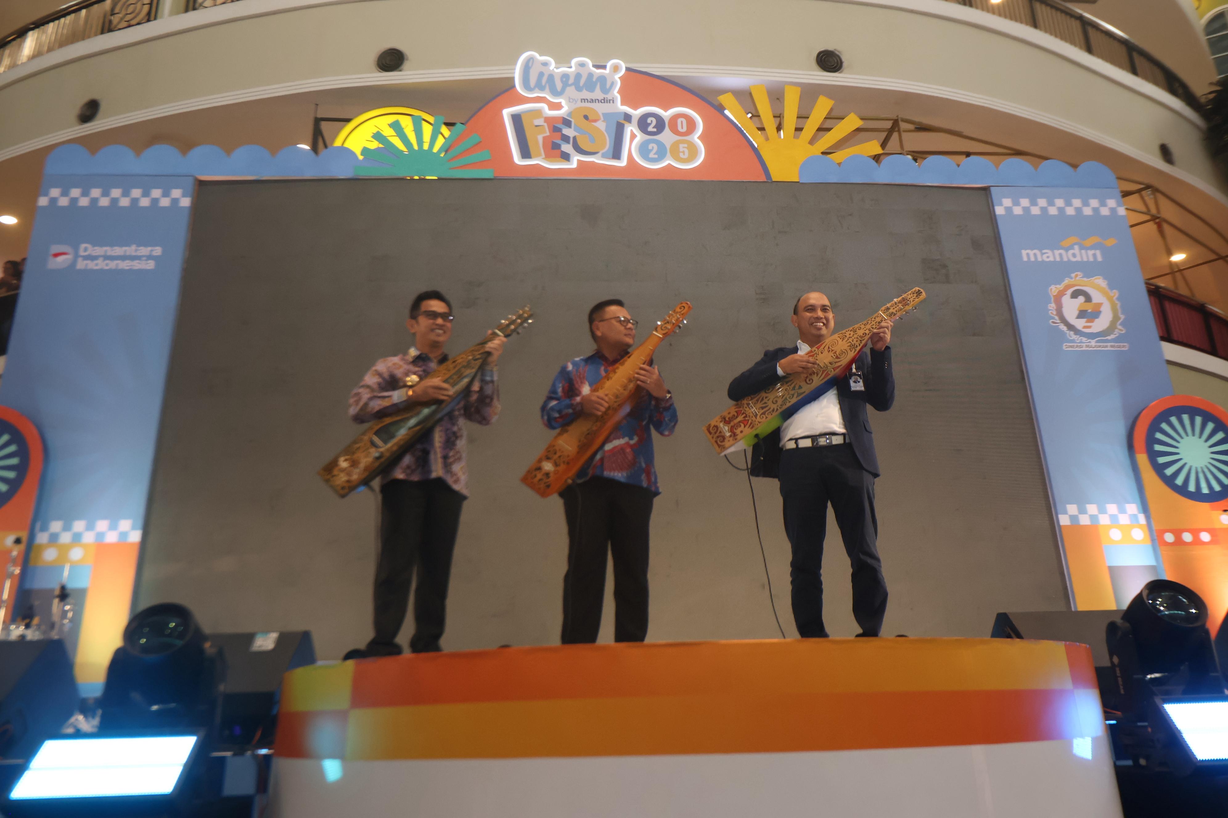 Dari kiri Rahmad Mas&rsquo;ud, Kapolda Kaltim Irjen Endar Priantoro, dan Agus Kurniawan dalam pembukaan Mandiri Livin&rsquo; Fest di BSB, Kamis (20/11). (FOTO ANGGI PRADITHA/KP)