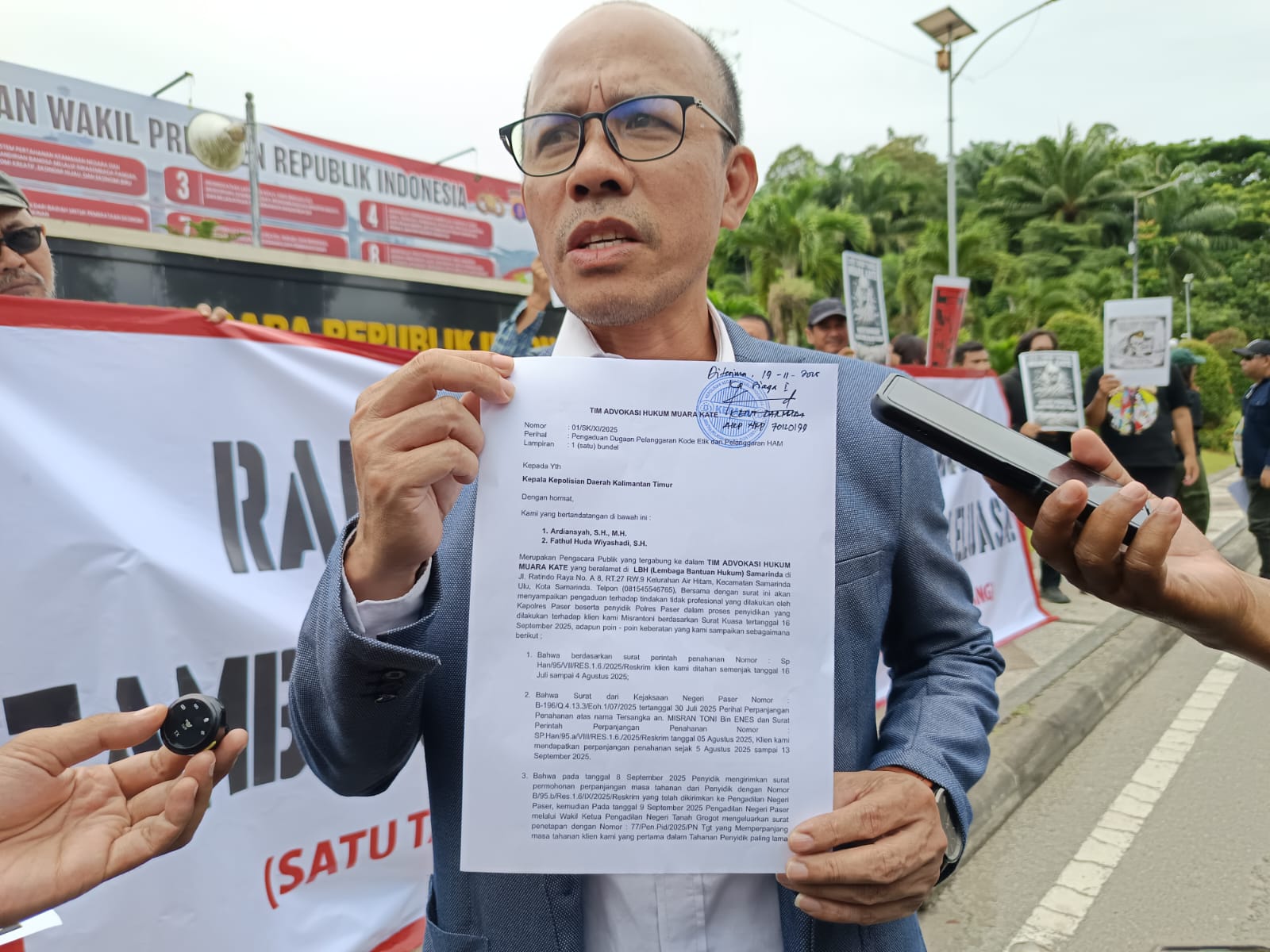 Koalisi Advokasi Muara Kate menggelar demonstrasi di Polda Kaltim, Rabu (19/11). (FOTO DINA ANGELINA/KP)