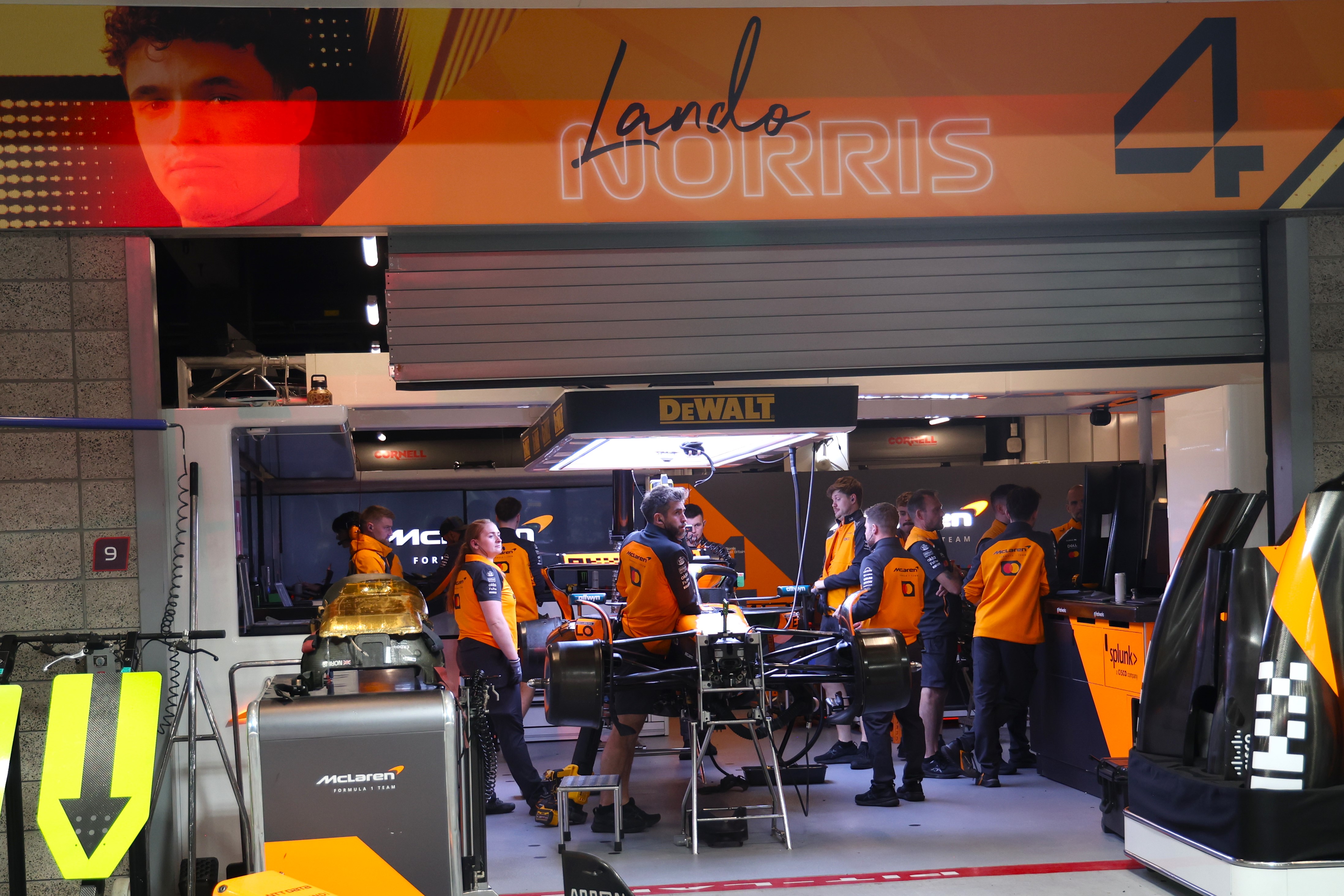Suasana kesibukan tim mekanik yang menangani mobil Lando Norris di garasi McLaren, Kamis (20/11/2025).