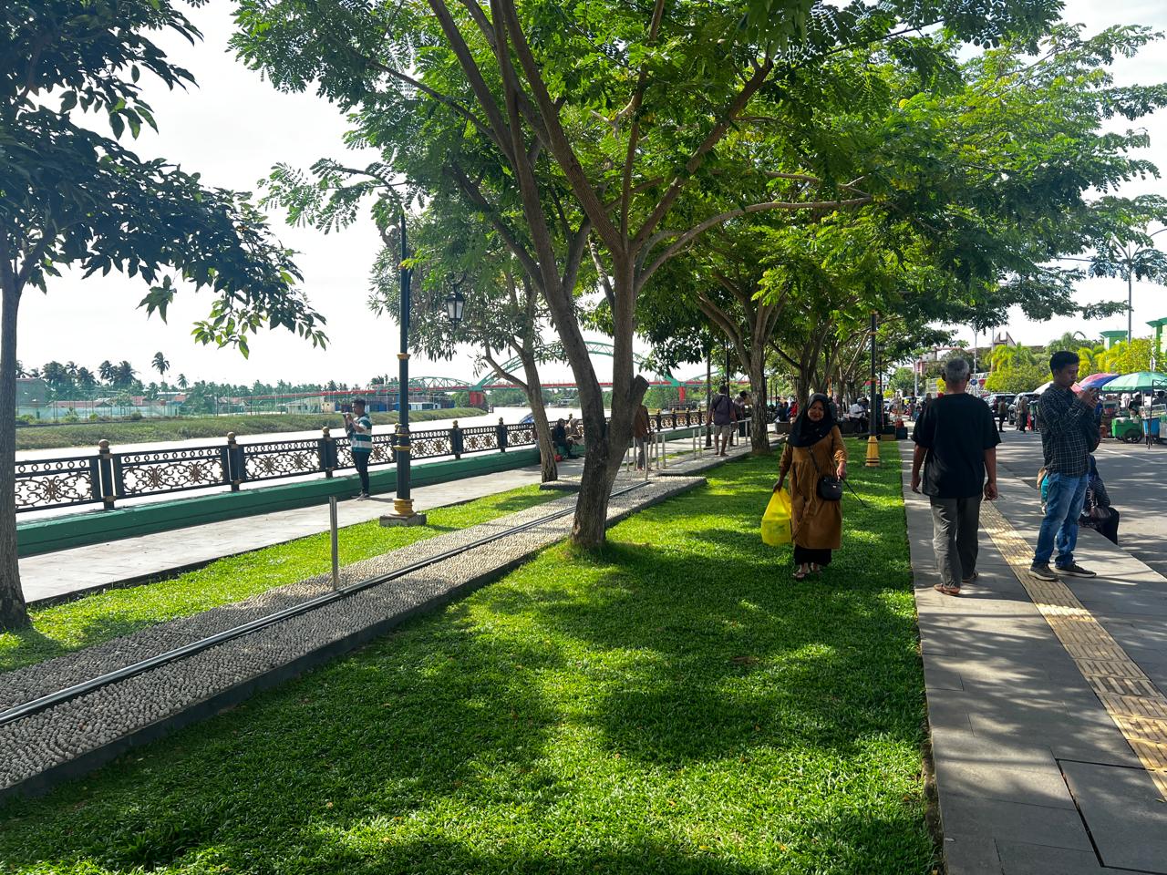 Kejuaraan Dragon Boat atau Dayung di Paser memancing banyak masyarakat hadir menonton dan peserta dari luar daerah.  &nbsp;