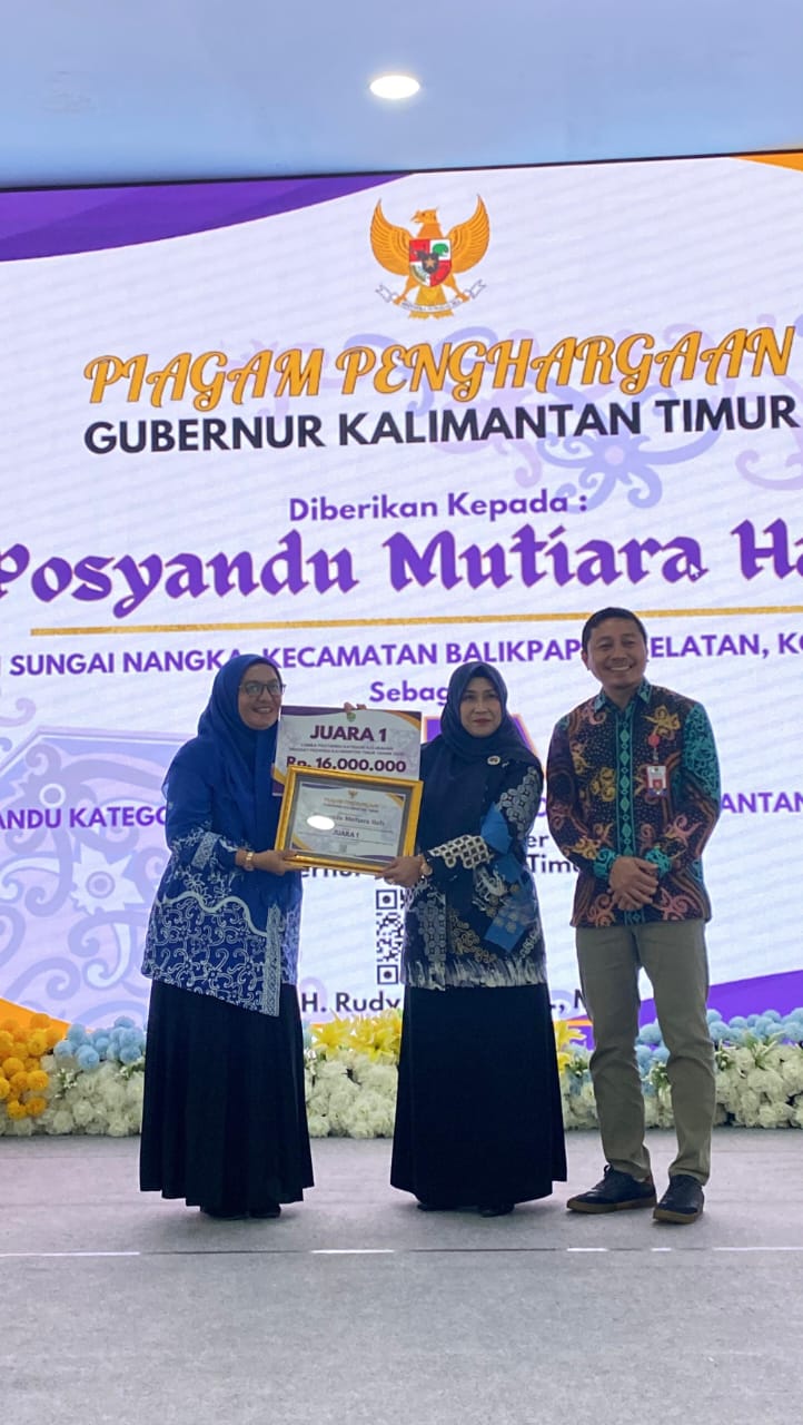 Kader Posyandu Mutiara Hati RT 33 Kelurahan Sungainangka menerima piagam penghargaan dan dana pembinaan sebagai posyandu terbaik se-Kalimantan Timur.  &nbsp;